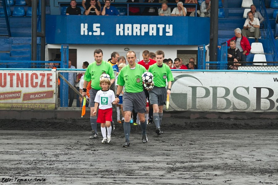 Derby z Krosnem na remis. Czterech zawodników wyrzuconych z boiska