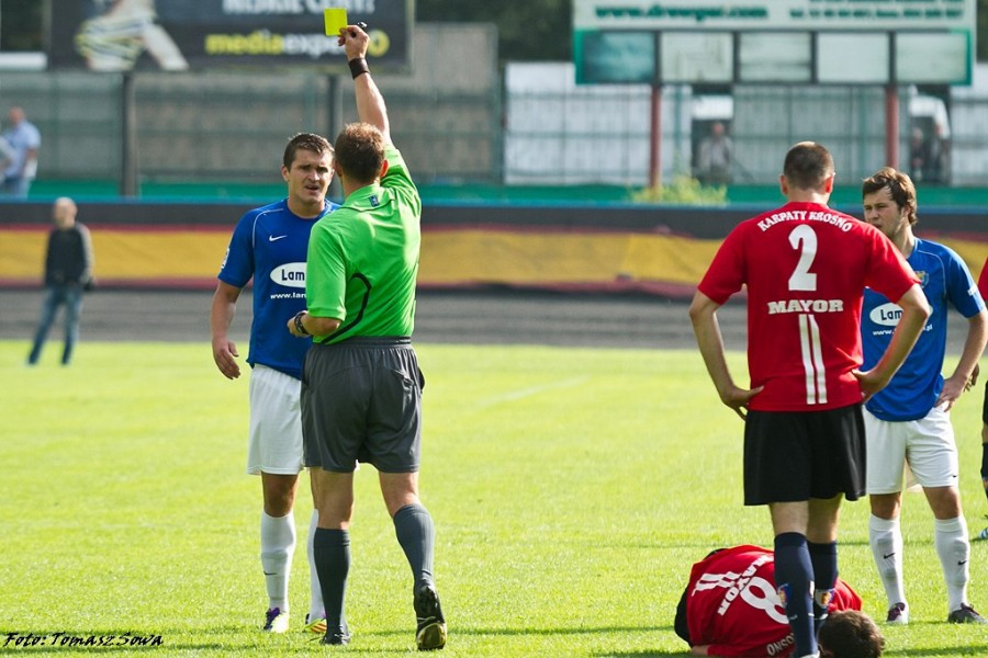 Derby z Krosnem na remis. Czterech zawodników wyrzuconych z boiska