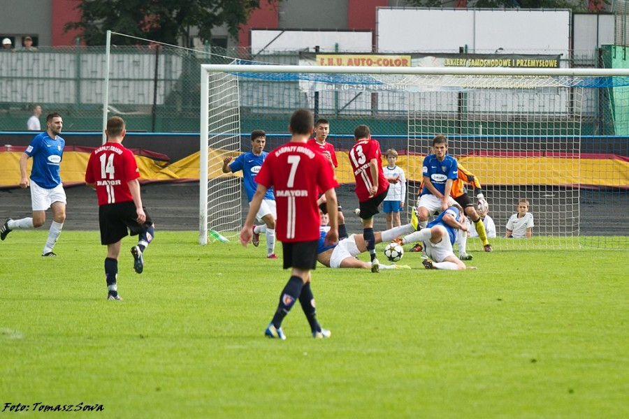 Derby z Krosnem na remis. Czterech zawodników wyrzuconych z boiska