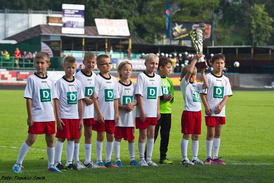 Derby z Krosnem na remis. Czterech zawodników wyrzuconych z boiska