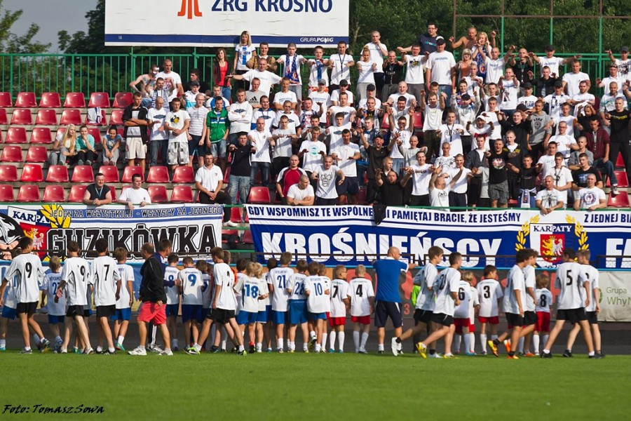 Derby z Krosnem na remis. Czterech zawodników wyrzuconych z boiska
