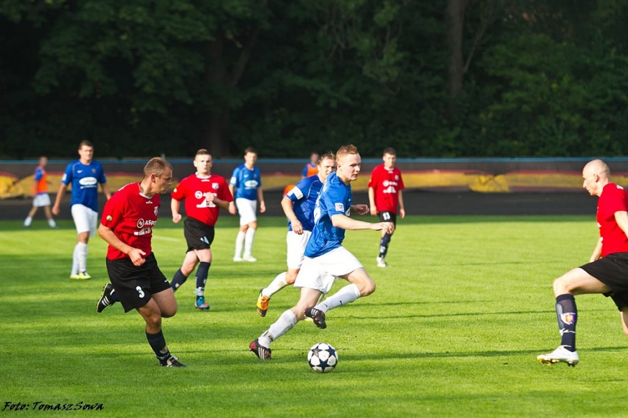 Derby z Krosnem na remis. Czterech zawodników wyrzuconych z boiska