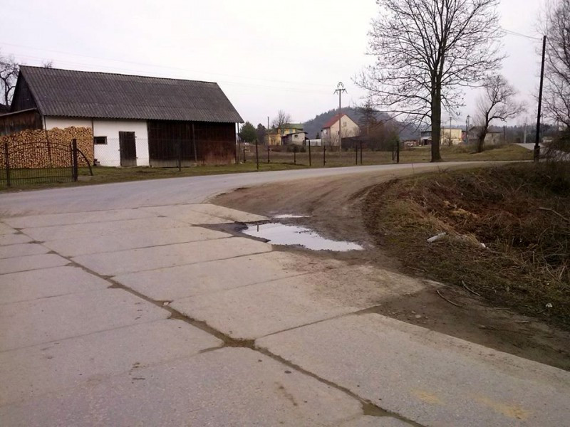 Czekają na remont i jeżdżą przez... rzekę