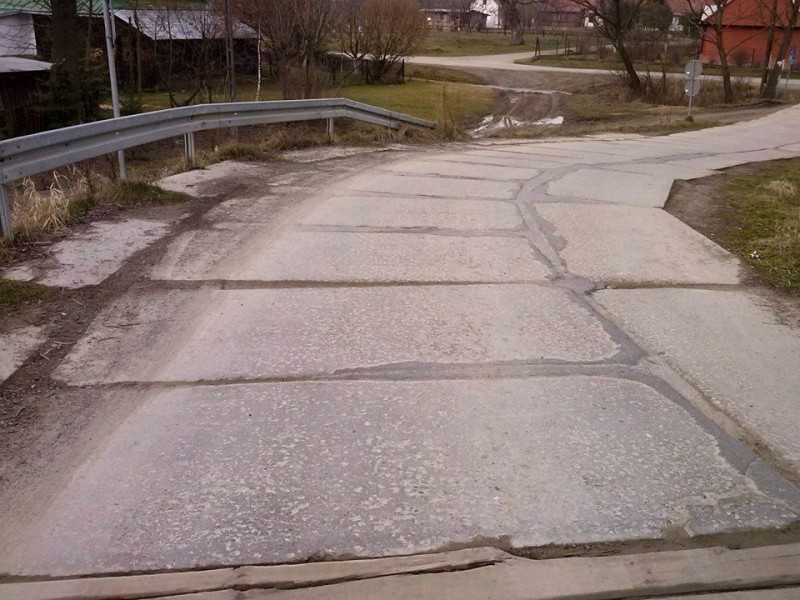 Czekają na remont i jeżdżą przez... rzekę