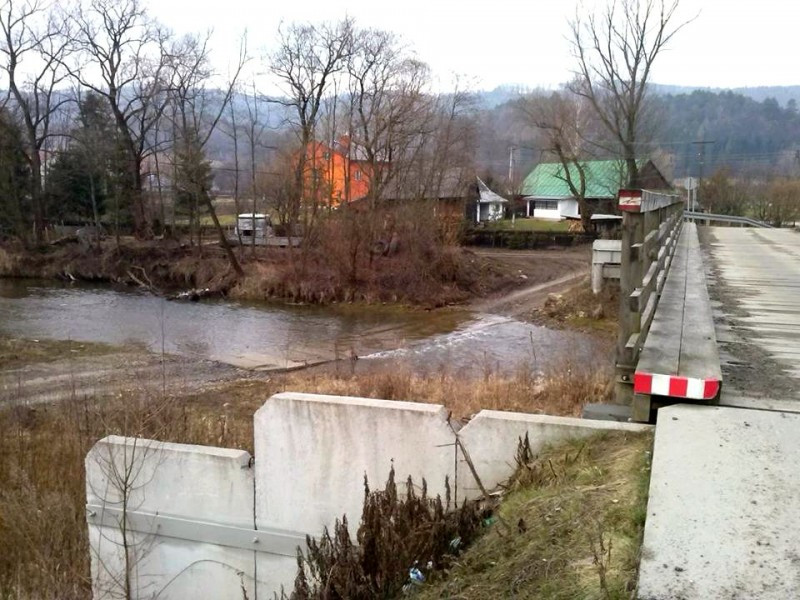 Czekają na remont i jeżdżą przez... rzekę