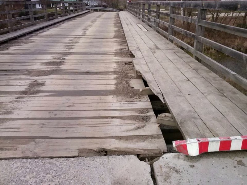 Czekają na remont i jeżdżą przez... rzekę