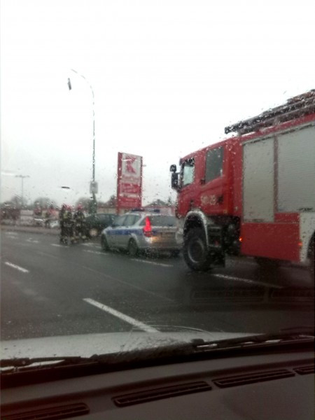 Wypadek na ul. Królowej Bony. Kobieta trafiła do szpitala