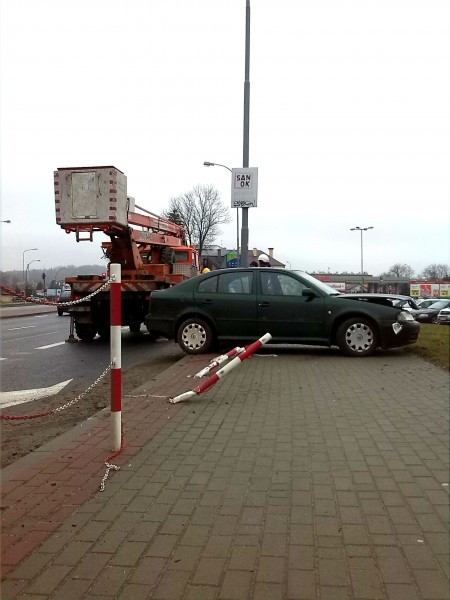 Wypadek na ul. Królowej Bony. Kobieta trafiła do szpitala