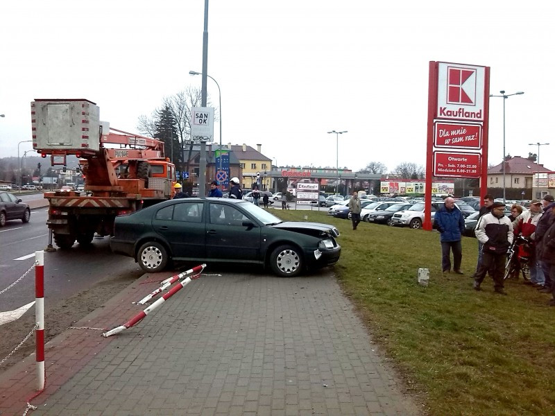 Wypadek na ul. Królowej Bony. Kobieta trafiła do szpitala