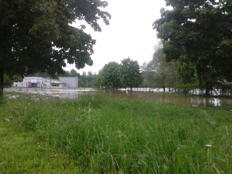 Zalane budynki i ulice, ewakuacja ludzi, przekroczone stany alarmowe rzek. Sprawdź aktualną sytuację
