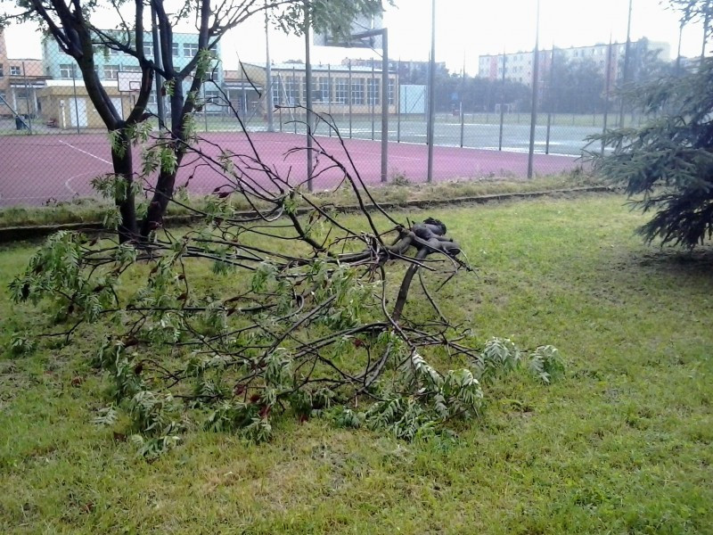 Potężna ulewa nad Sanokiem. Wiatr zerwał dach gimnazjum