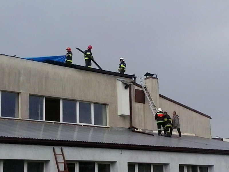 Potężna ulewa nad Sanokiem. Wiatr zerwał dach gimnazjum