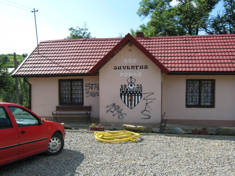 Wandale zdewastowali kolejny klubowy budynek