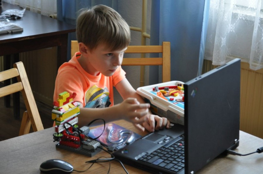 Dzieci projektują, budują i programują roboty