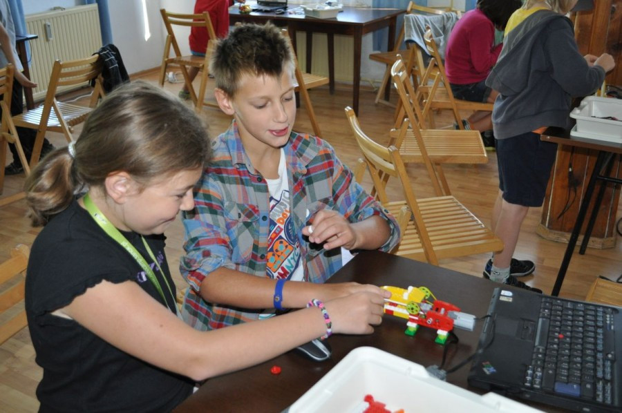 Dzieci projektują, budują i programują roboty