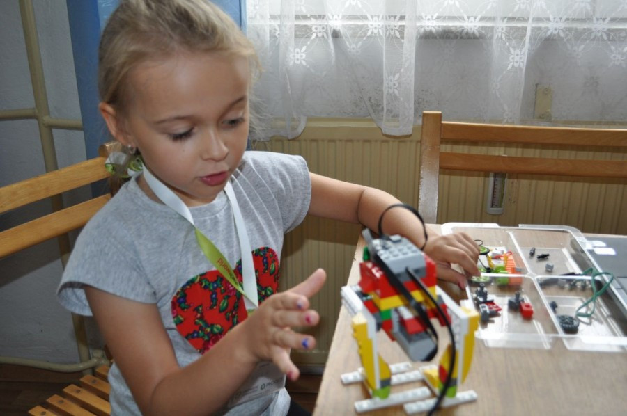 Dzieci projektują, budują i programują roboty