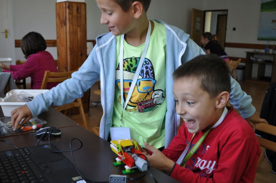 Dzieci projektują, budują i programują roboty