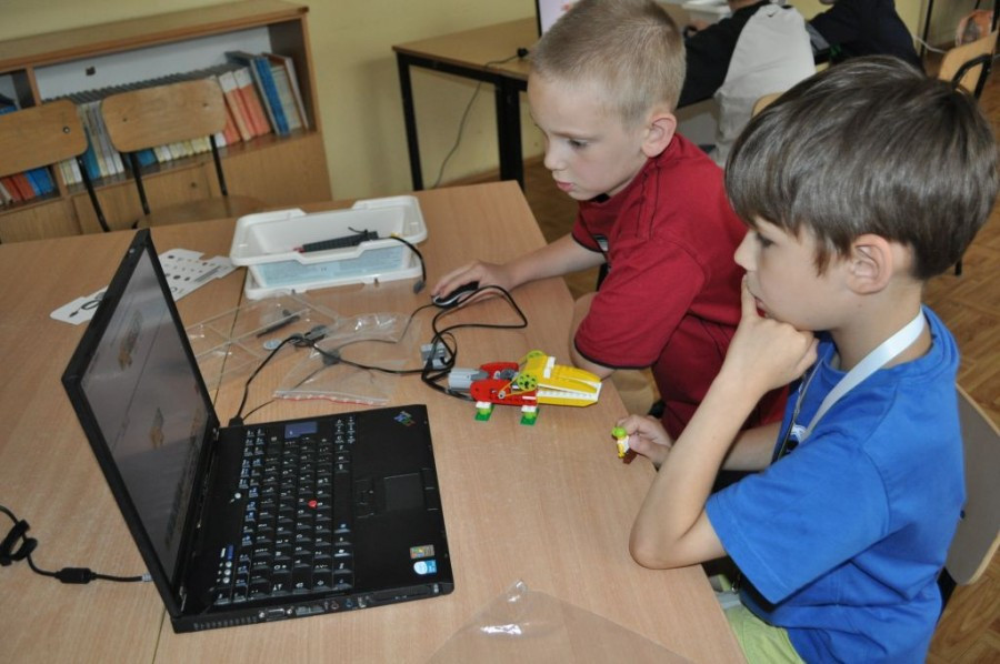 Dzieci projektują, budują i programują roboty