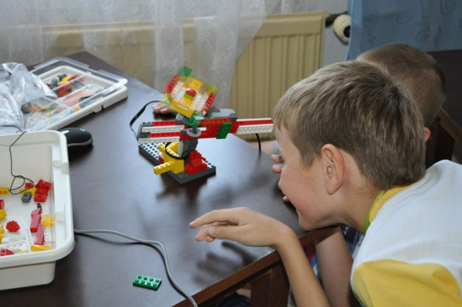 Dzieci projektują, budują i programują roboty