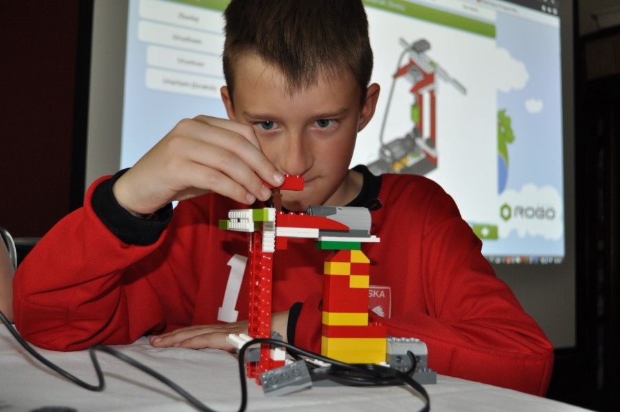Dzieci projektują, budują i programują roboty
