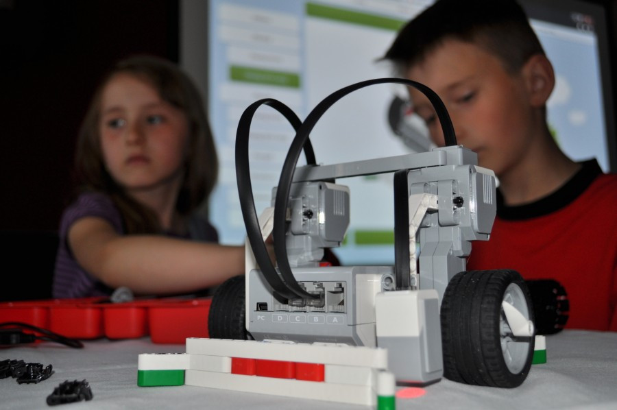 Dzieci projektują, budują i programują roboty