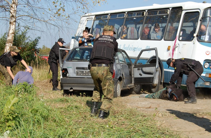 Wypadek, obława i narkotykowi dilerzy w Zagórzu