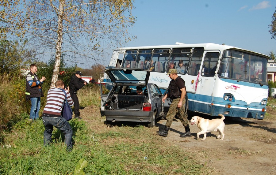 Wypadek, obława i narkotykowi dilerzy w Zagórzu