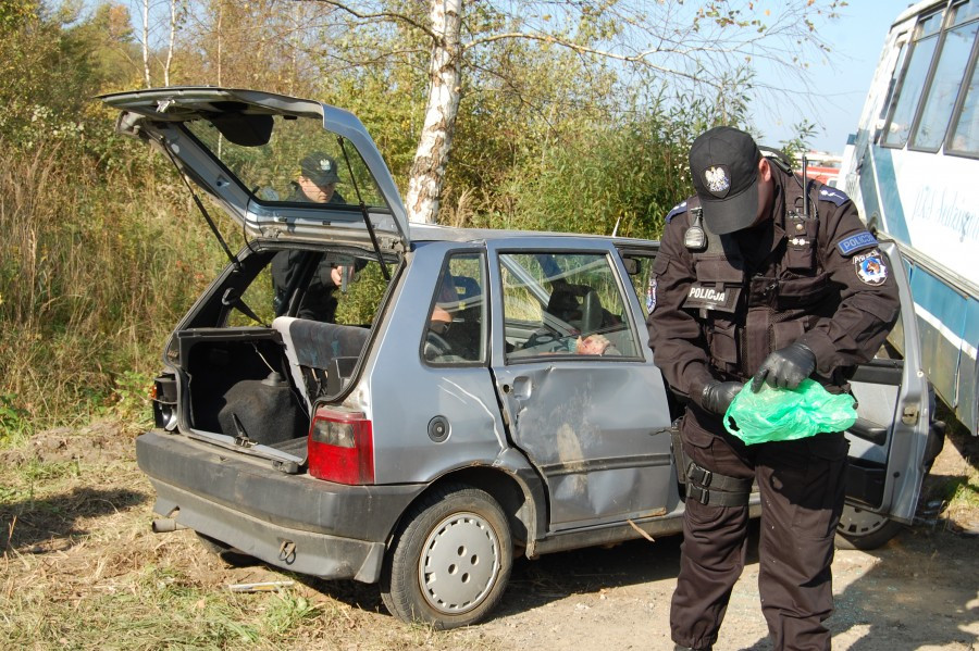 Wypadek, obława i narkotykowi dilerzy w Zagórzu