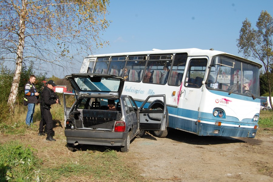 Wypadek, obława i narkotykowi dilerzy w Zagórzu