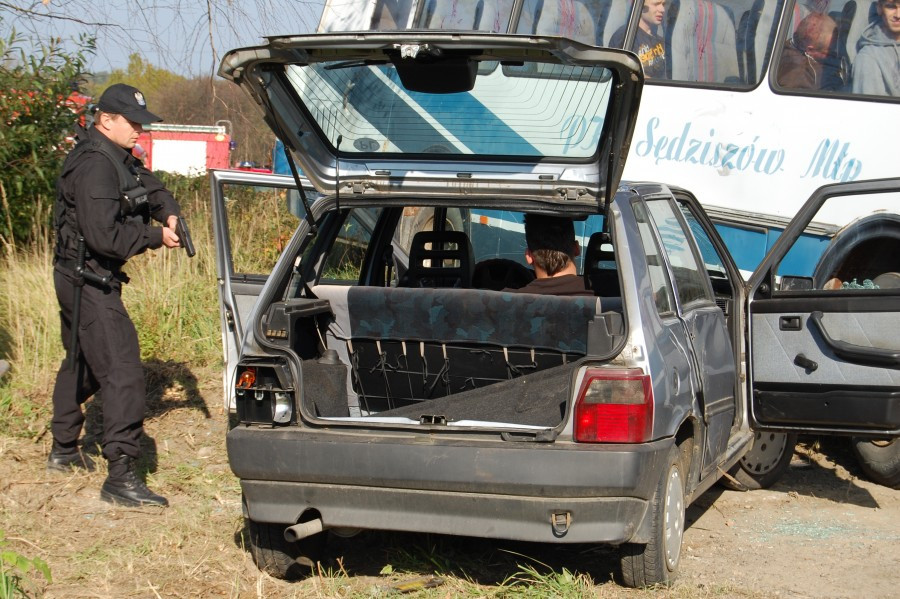 Wypadek, obława i narkotykowi dilerzy w Zagórzu