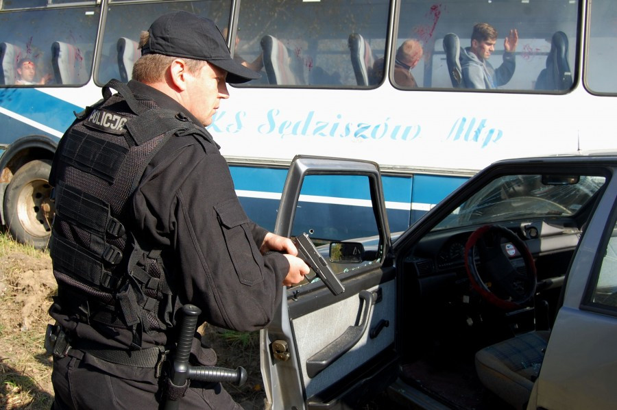 Wypadek, obława i narkotykowi dilerzy w Zagórzu