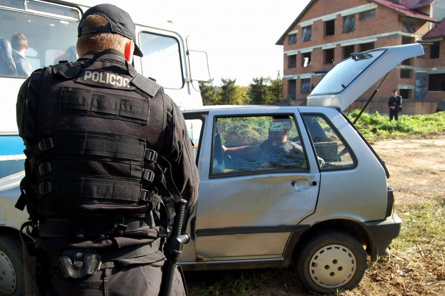 Wypadek, obława i narkotykowi dilerzy w Zagórzu
