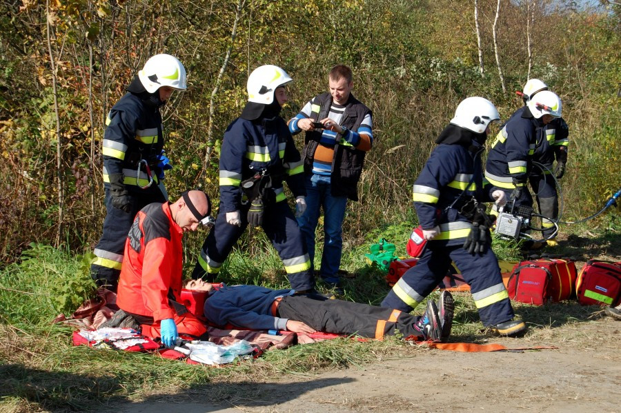 Wypadek, obława i narkotykowi dilerzy w Zagórzu