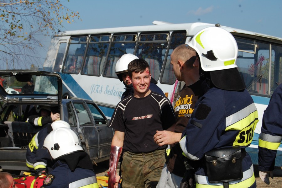 Wypadek, obława i narkotykowi dilerzy w Zagórzu
