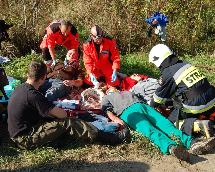 Wypadek, obława i narkotykowi dilerzy w Zagórzu