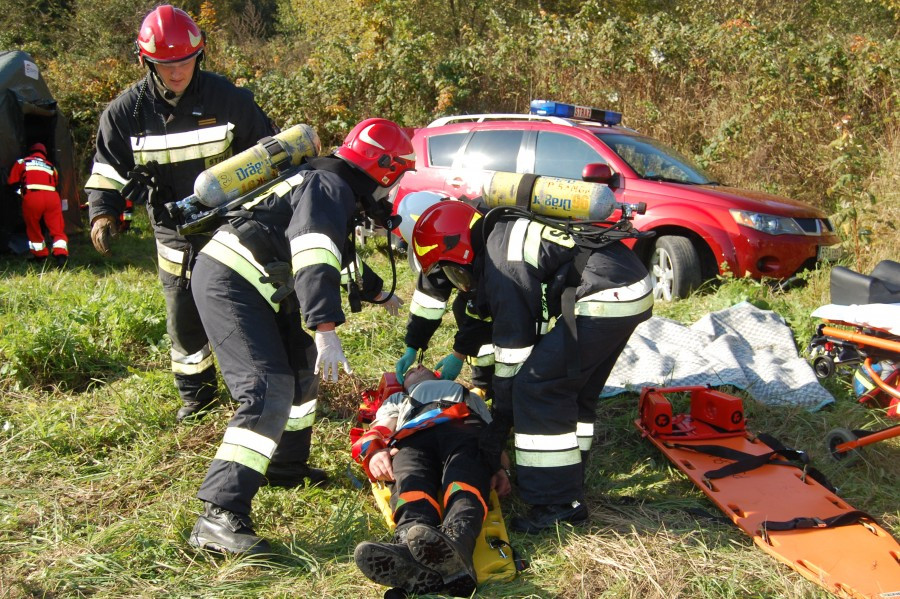 Wypadek, obława i narkotykowi dilerzy w Zagórzu