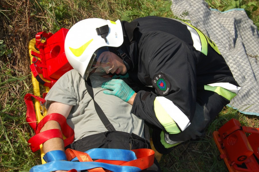 Wypadek, obława i narkotykowi dilerzy w Zagórzu