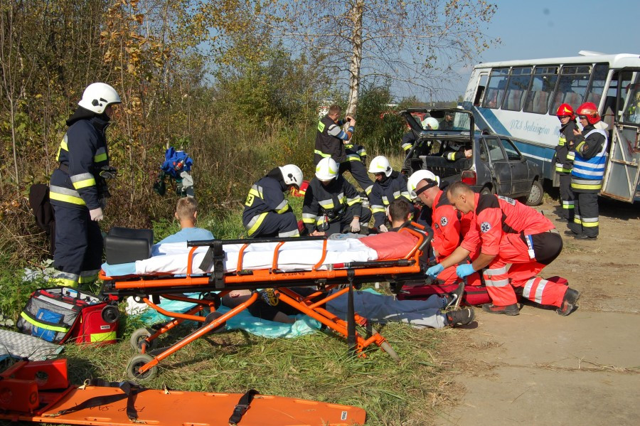 Wypadek, obława i narkotykowi dilerzy w Zagórzu