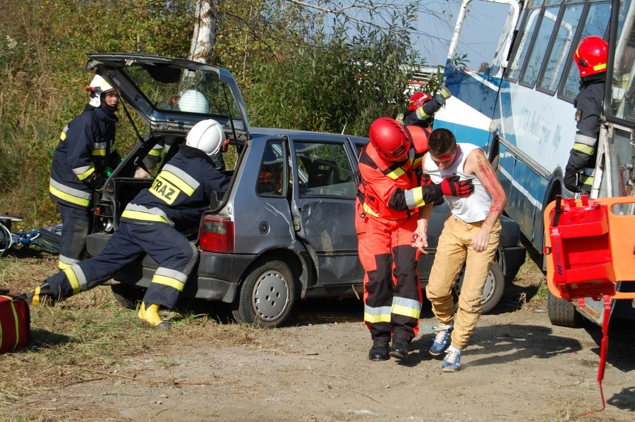 Wypadek, obława i narkotykowi dilerzy w Zagórzu