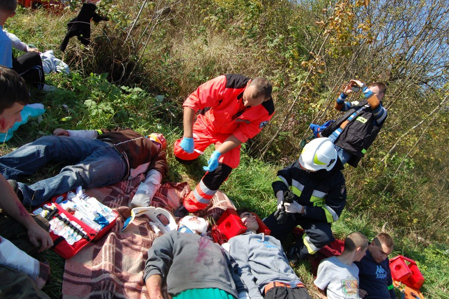 Wypadek, obława i narkotykowi dilerzy w Zagórzu