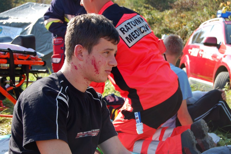 Wypadek, obława i narkotykowi dilerzy w Zagórzu