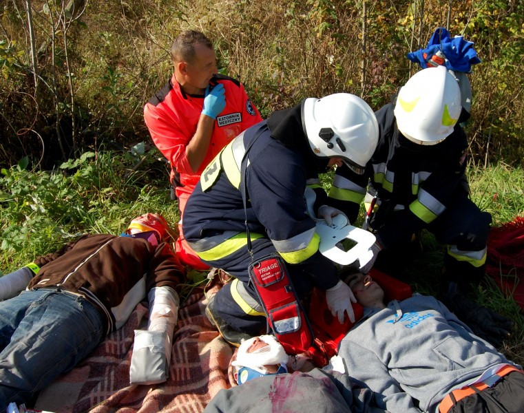 Wypadek, obława i narkotykowi dilerzy w Zagórzu