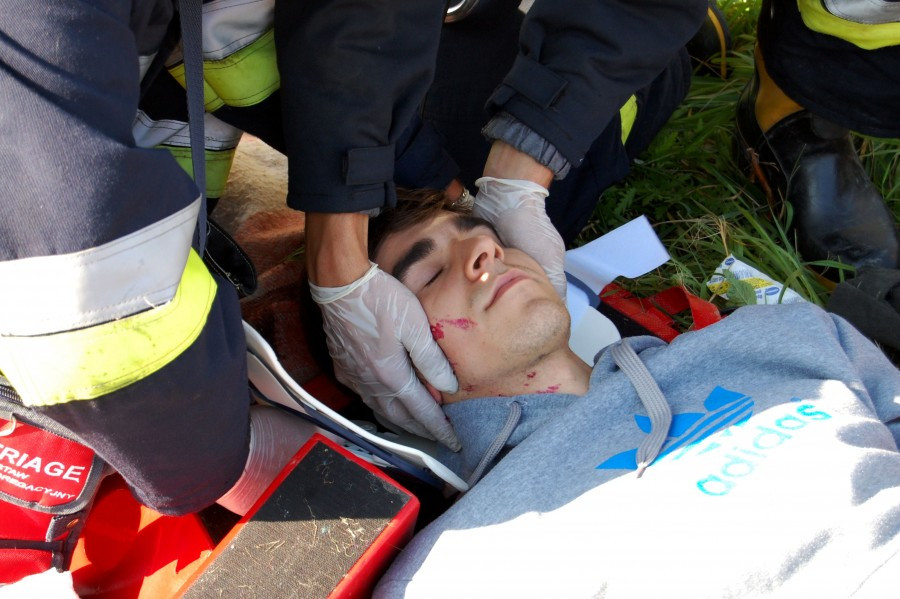 Wypadek, obława i narkotykowi dilerzy w Zagórzu