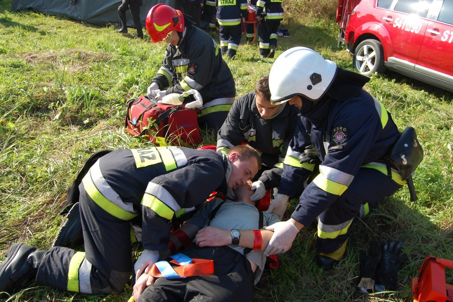 Wypadek, obława i narkotykowi dilerzy w Zagórzu