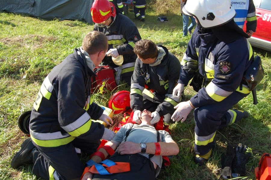 Wypadek, obława i narkotykowi dilerzy w Zagórzu