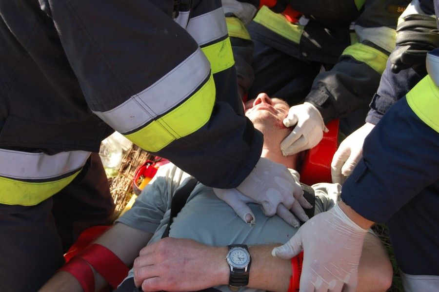 Wypadek, obława i narkotykowi dilerzy w Zagórzu