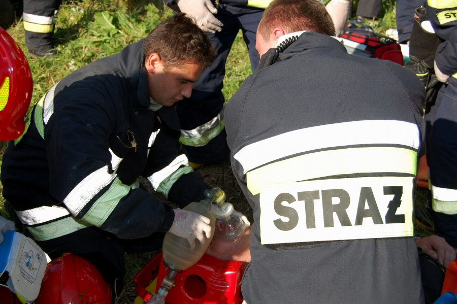 Wypadek, obława i narkotykowi dilerzy w Zagórzu