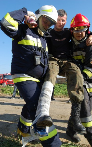 Wypadek, obława i narkotykowi dilerzy w Zagórzu