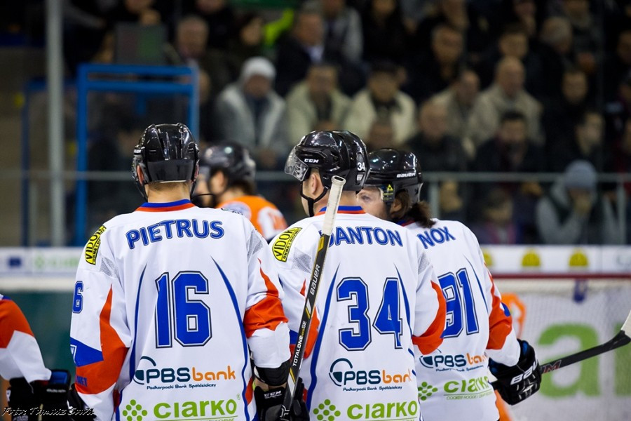 Ciarko lepszy od lidera