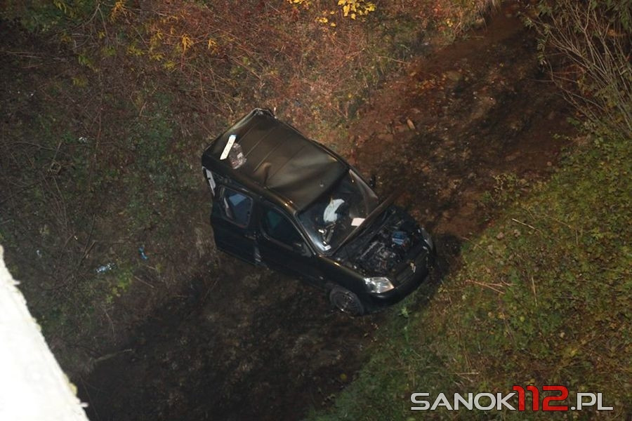 Zjechał ze skarpy i wpadł potoku